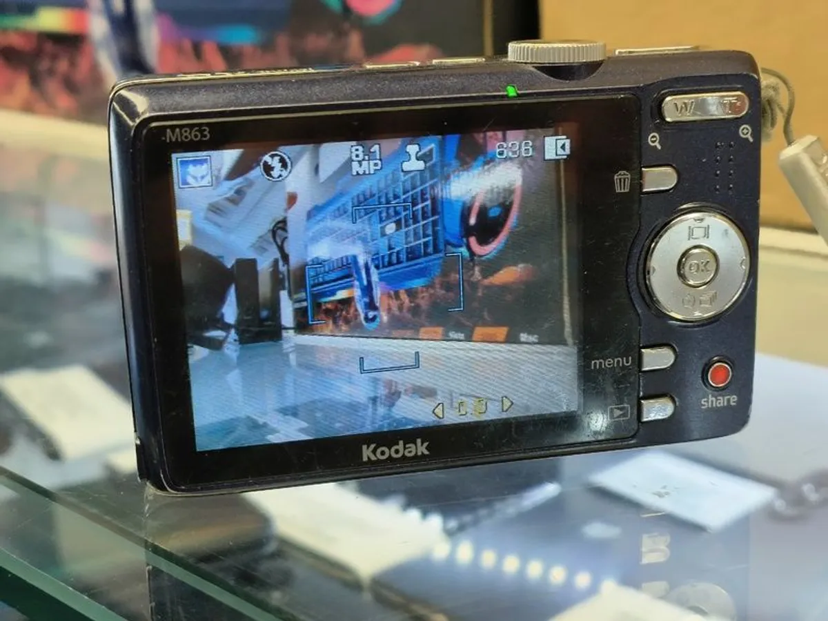 Kodak EasyShare M863 Digital Camera 8.2 Mega Pixels/ Used - Image 2