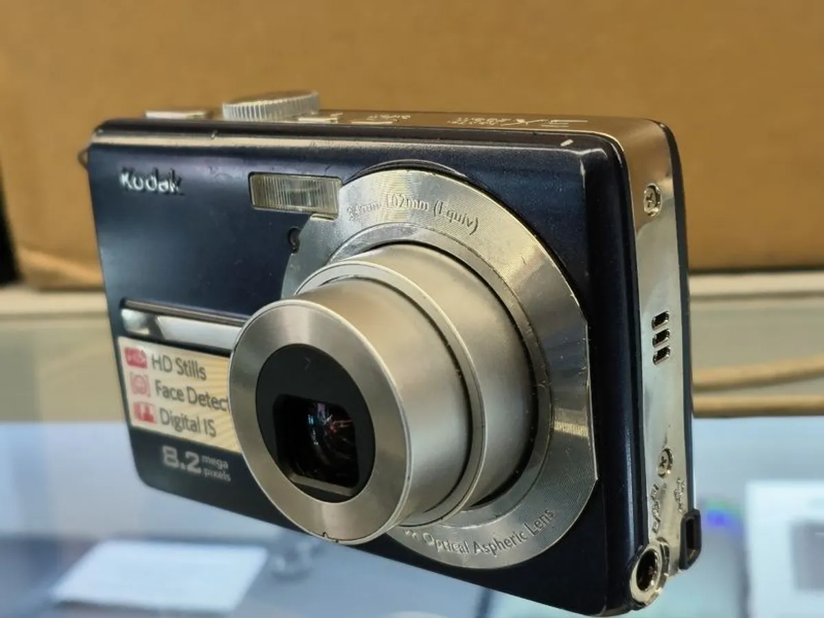 Kodak EasyShare M863 Digital Camera 8.2 Mega Pixels/ Used - Image 3
