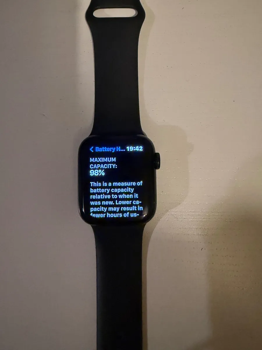 Apple Watch SE 40mm - Black - Image 1