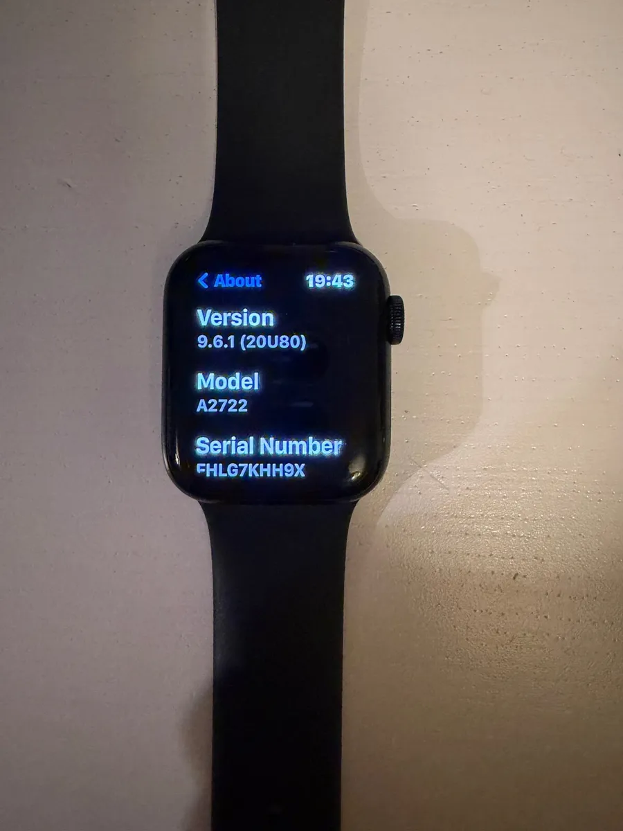 Apple Watch SE 40mm - Black - Image 2