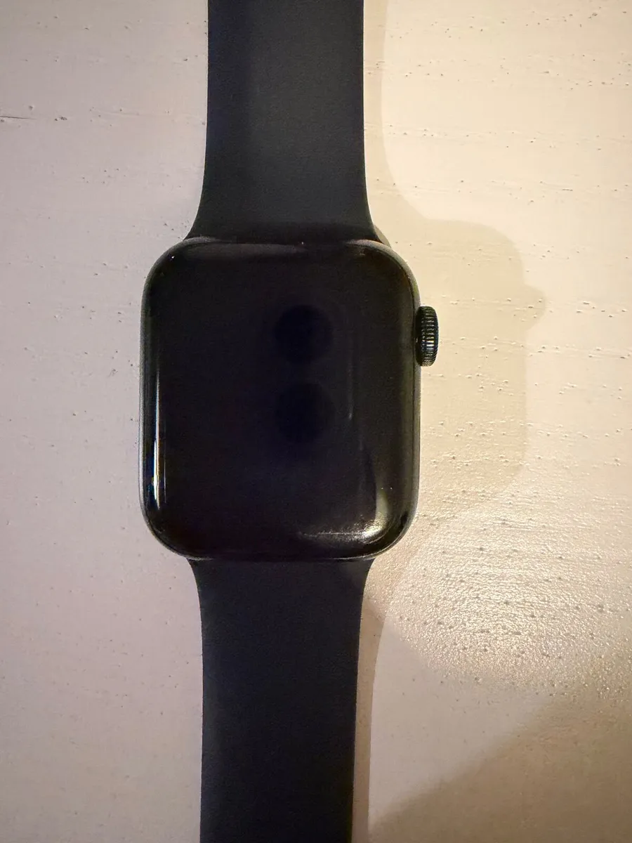 Apple Watch SE 40mm - Black - Image 3
