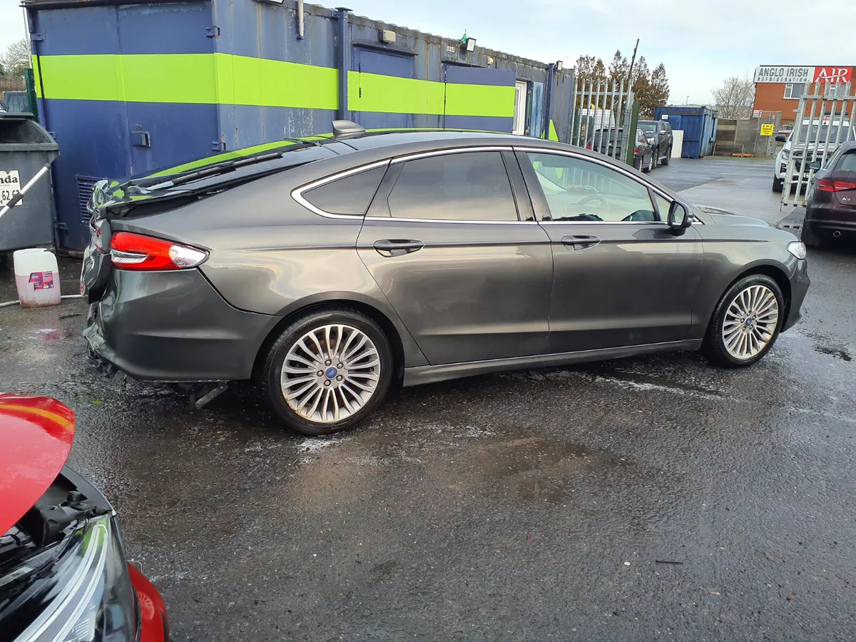 Ford mondeo 2021 rear damage Driving - Image 2