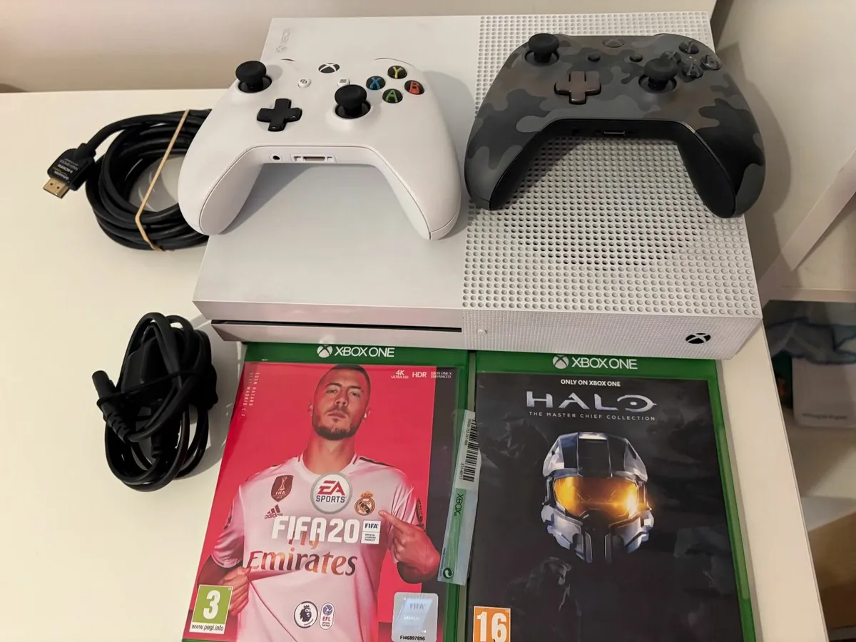 Xbox one with 2 controllers/ Fifa20/Halo