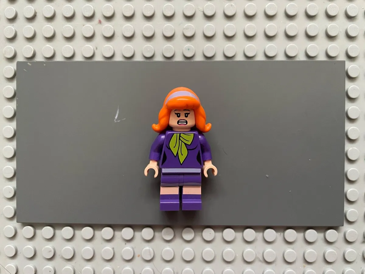 lego scooby doo scd004 Daphne Blake minifigure - Image 1