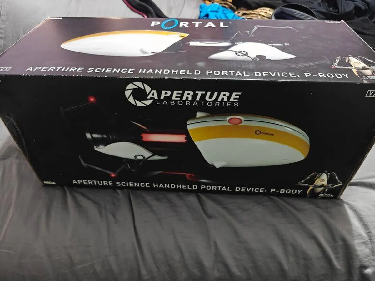 NECA Portal Gun (P-Body version) - Image 1