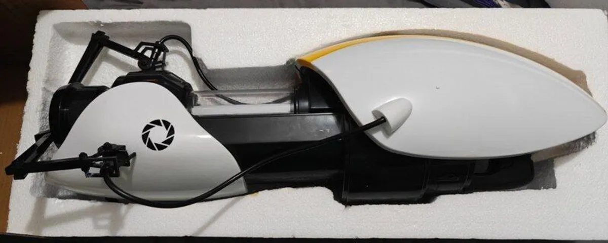 NECA Portal Gun (P-Body version) - Image 2