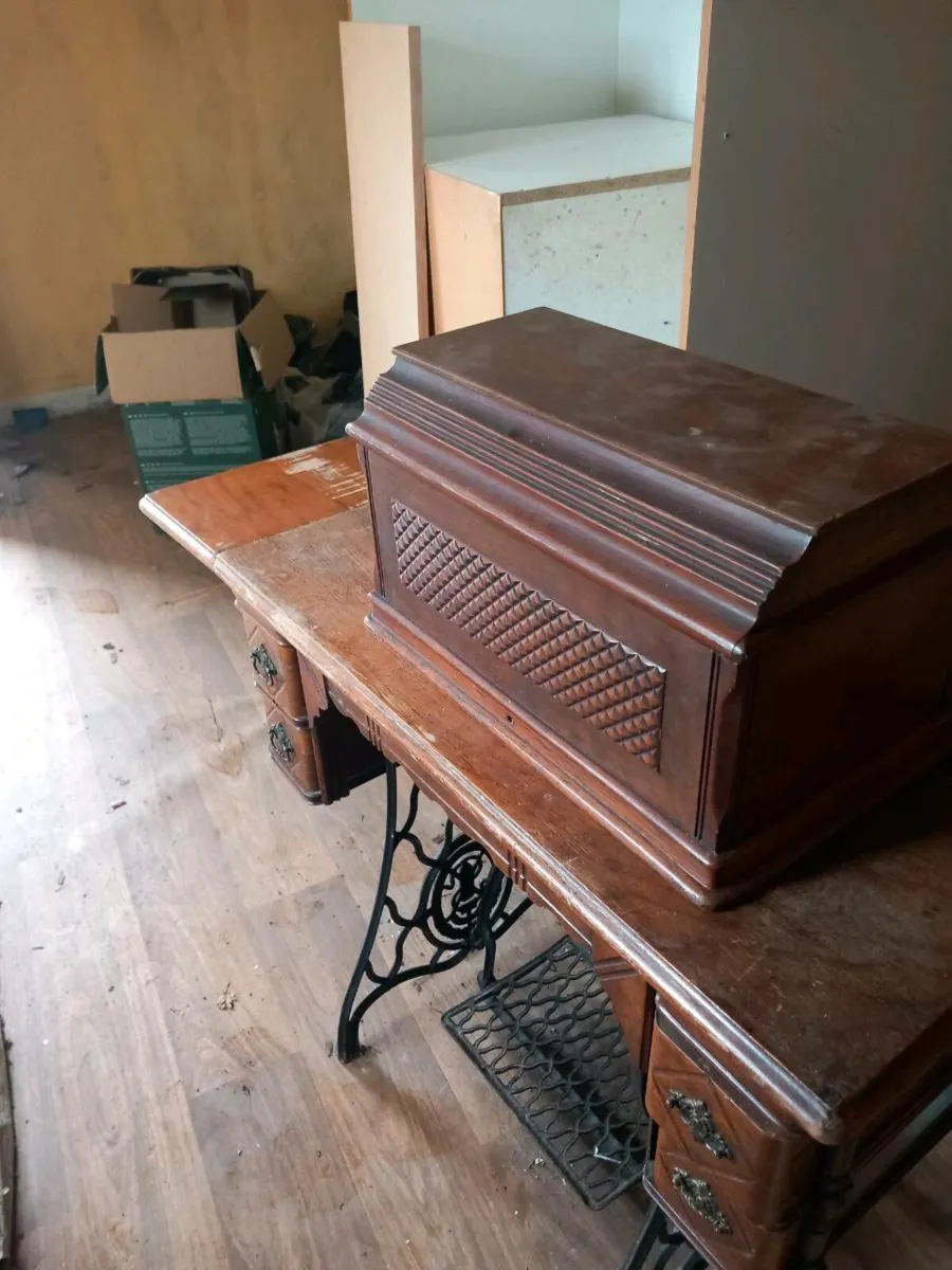 Sewing machine - Image 2