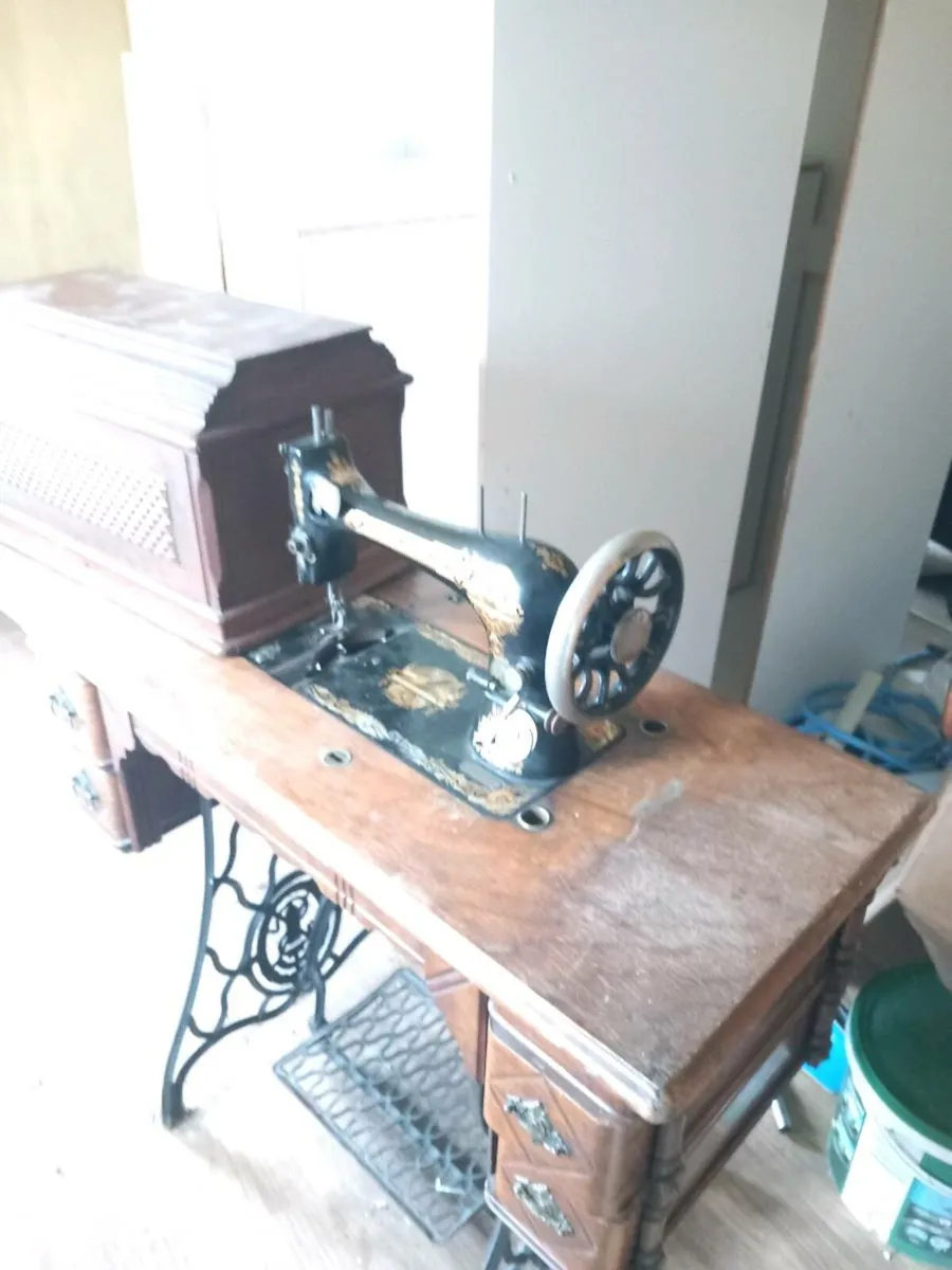 Sewing machine - Image 3