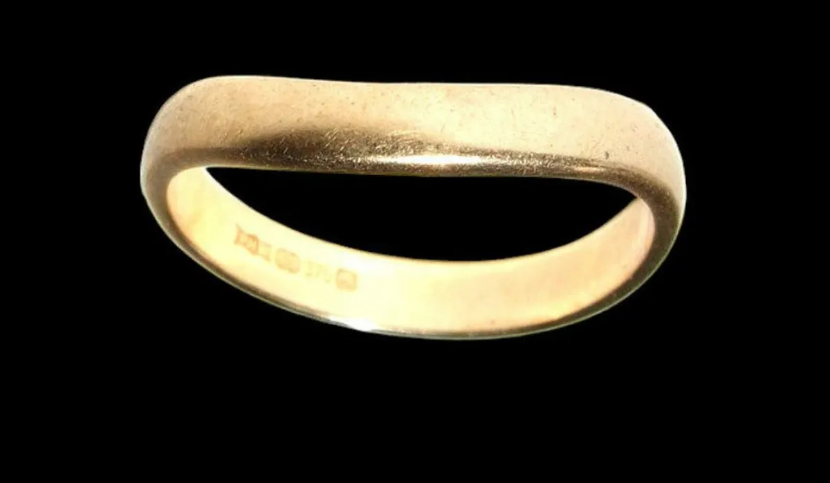 Vintage Hallmarked 9ct Gold Curved Ring - Image 2
