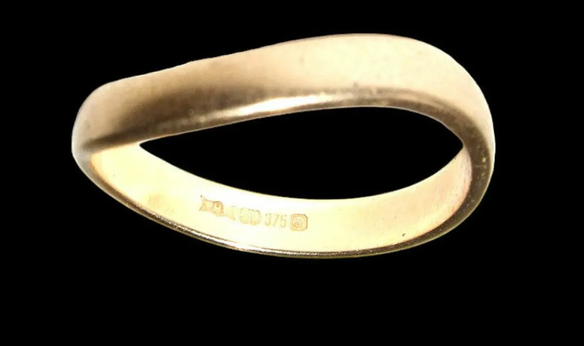 Vintage Hallmarked 9ct Gold Curved Ring - Image 3