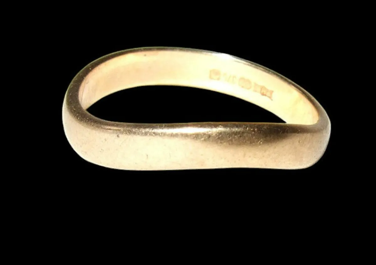 Vintage Hallmarked 9ct Gold Curved Ring - Image 4