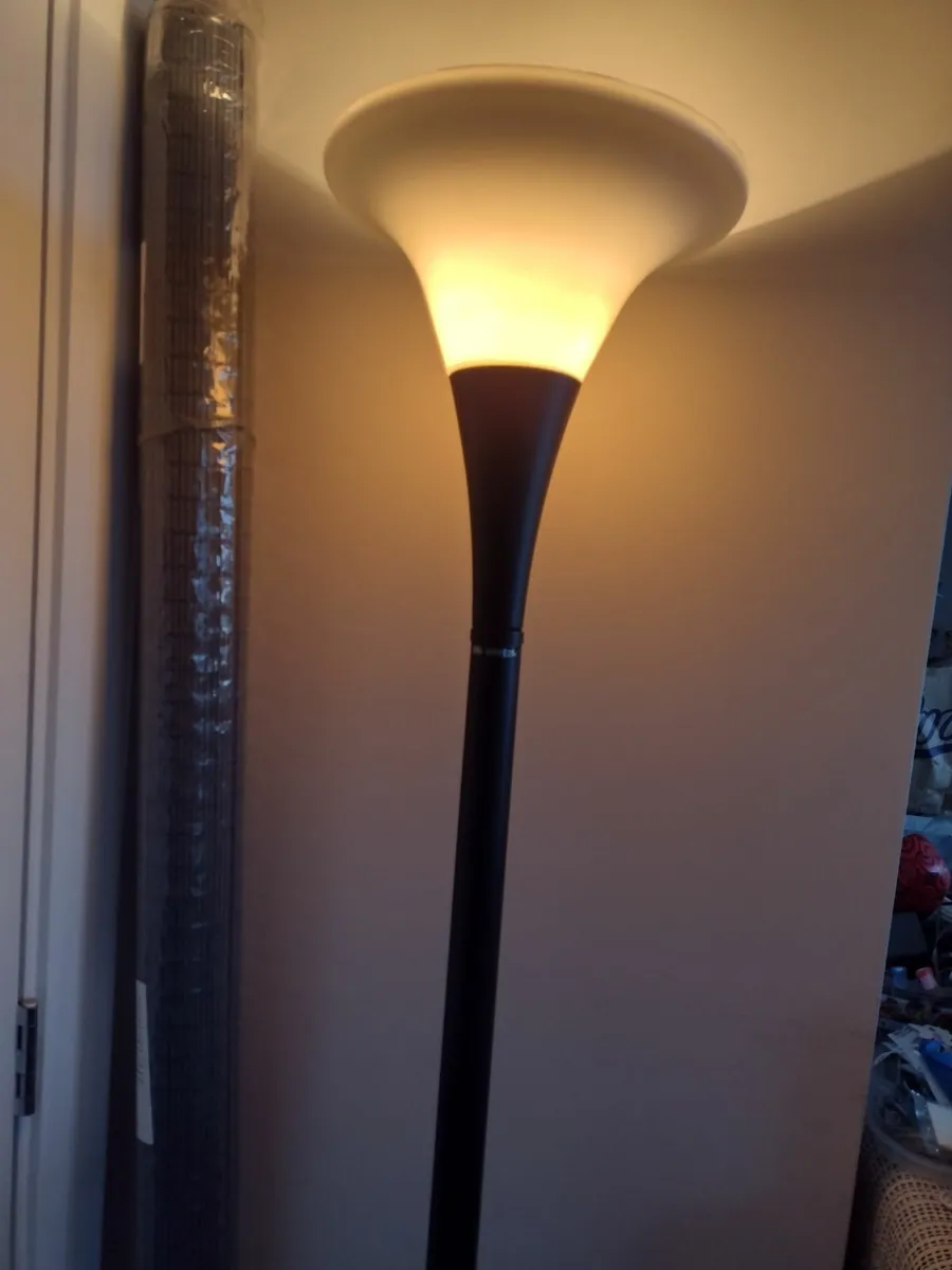 Tall heavy wrought iron floor lamp - Image 1