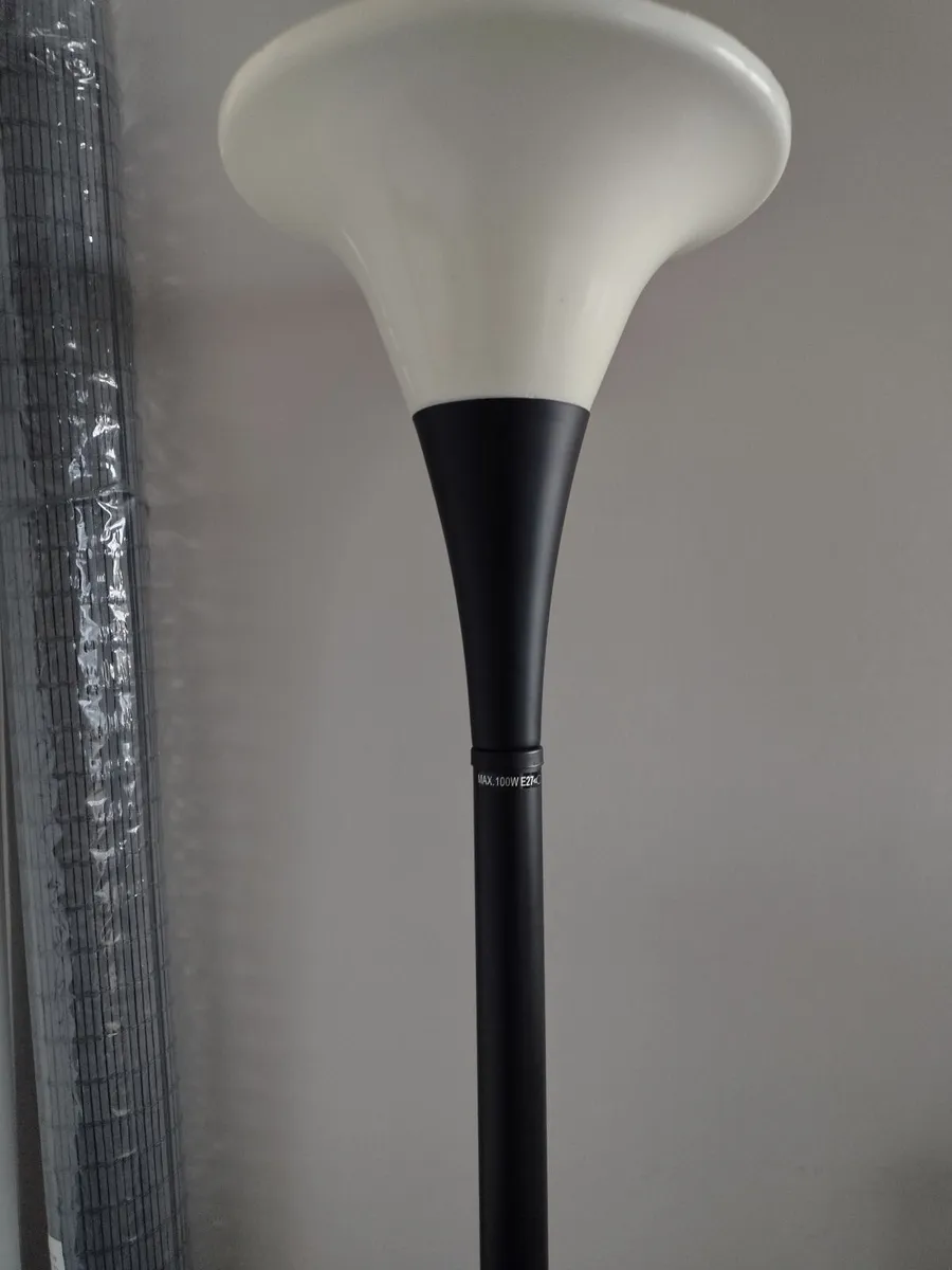 Tall heavy wrought iron floor lamp - Image 4