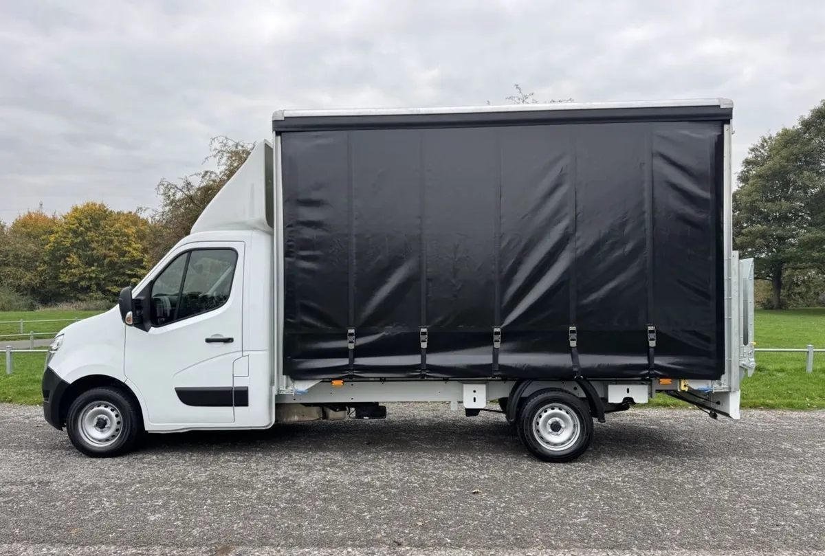 2021 Nissan NV400 Curtainsider Van - Image 1