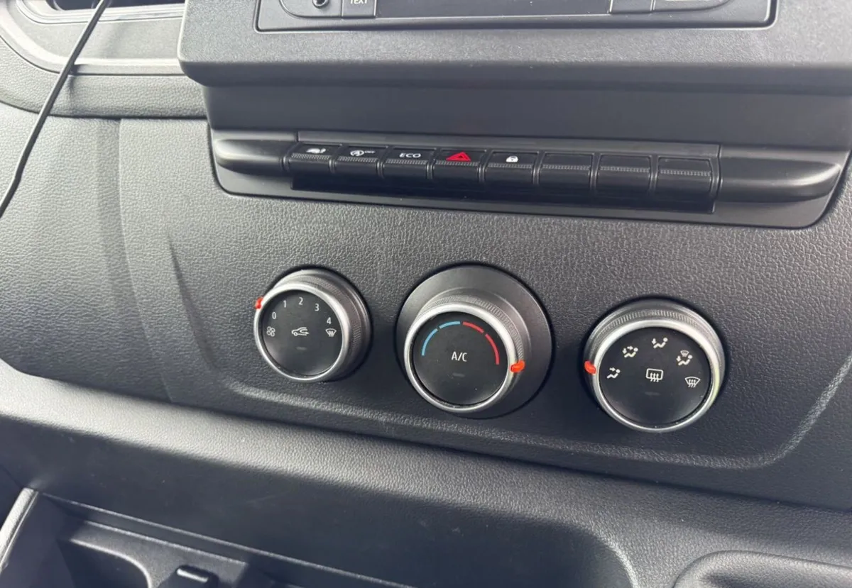 2021 Nissan NV400 Curtainsider Van - Image 4