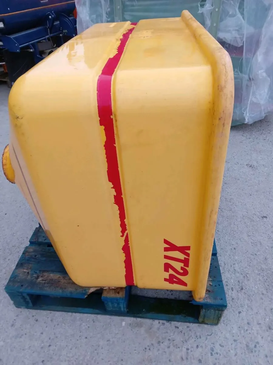 Fertiliser spreader hopper - Image 4