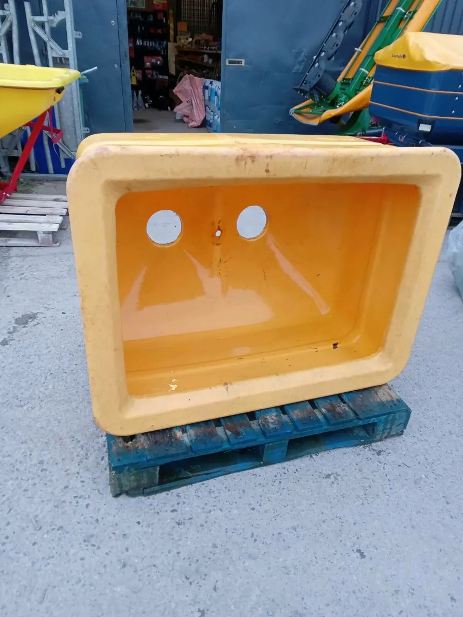 Fertiliser spreader hopper - Image 3