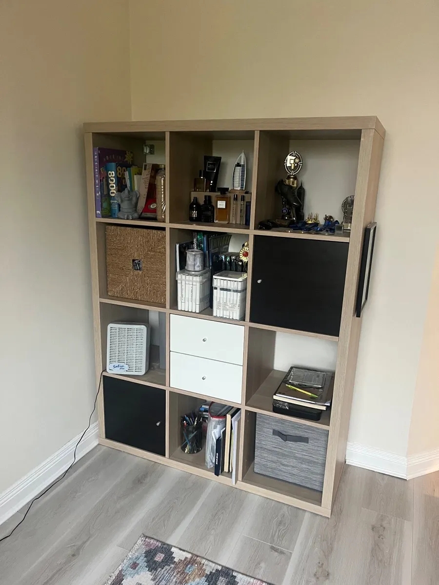 Solid shelving unit - kids bedroom - Image 2