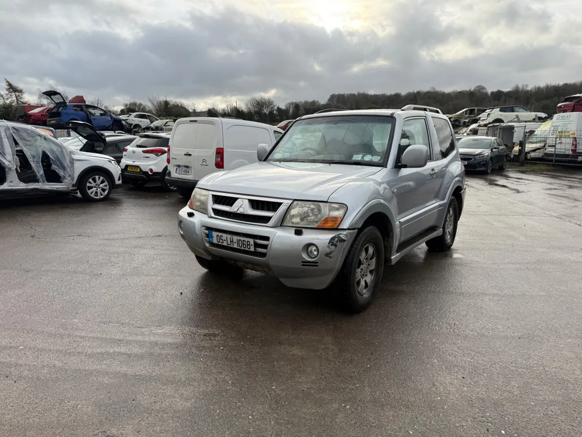 2005 Mitsubishi Pajero 3.2 SWB - Image 2