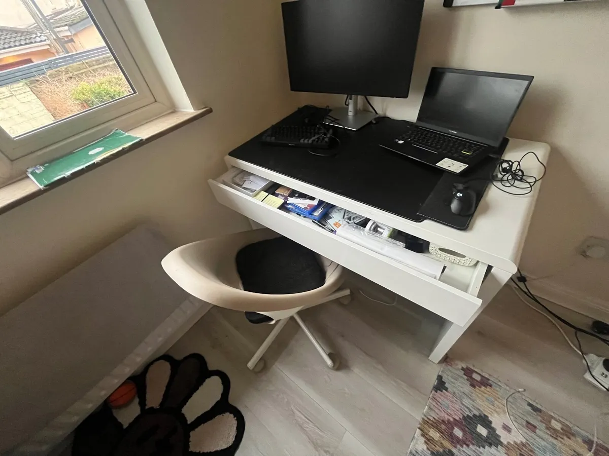 Computer desk - kids room or office - Image 4