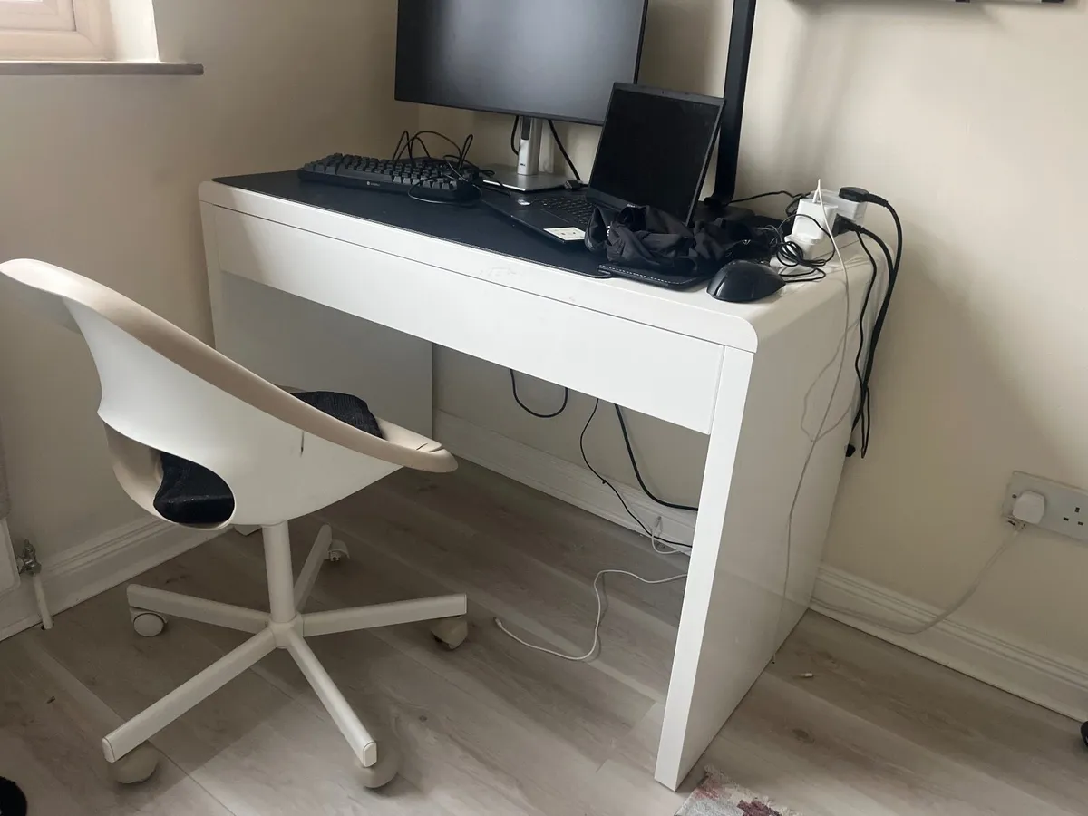 Computer desk - kids room or office - Image 1