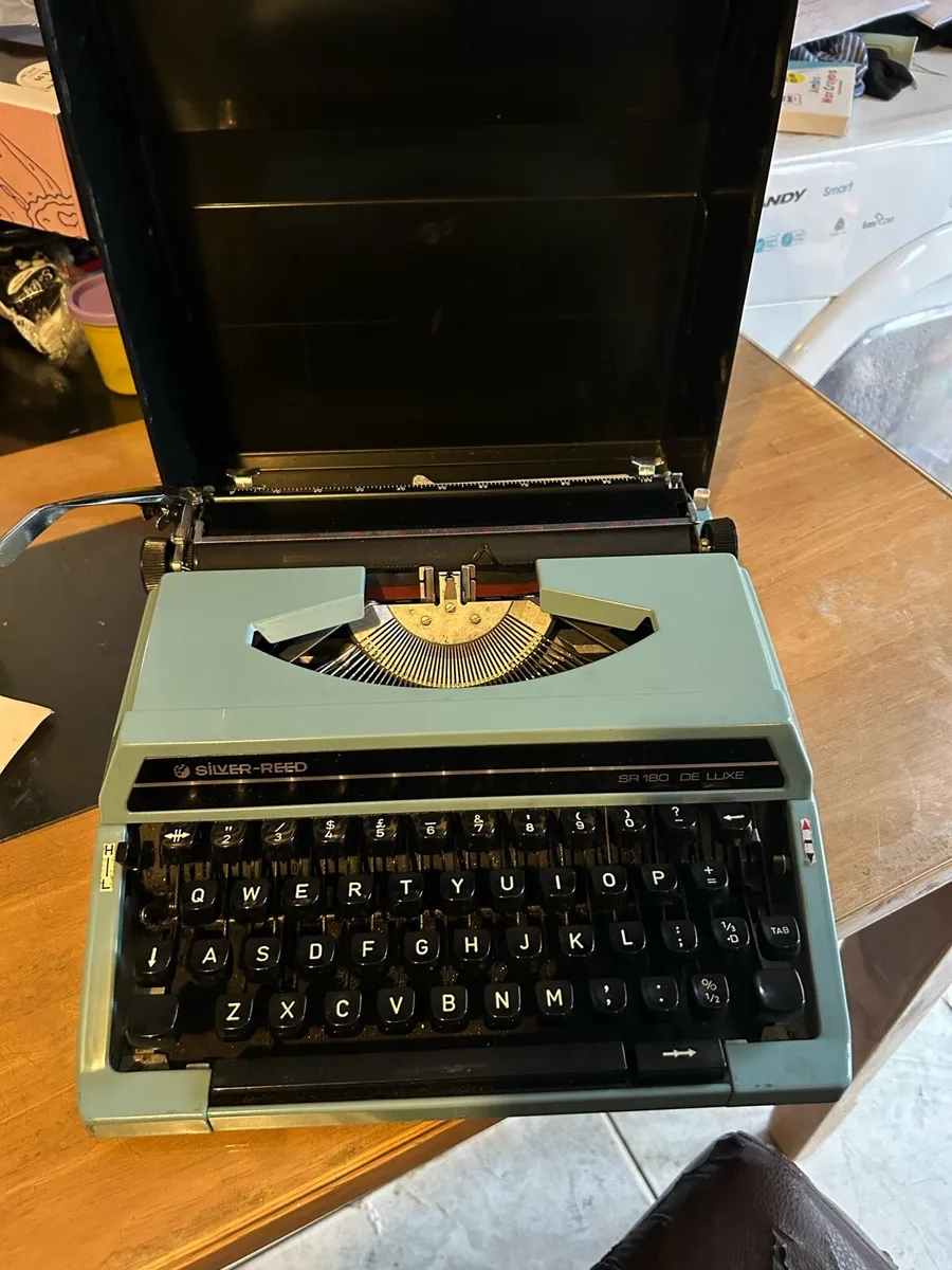 Vintage Silver Reed SR180 De Luxe - Image 1