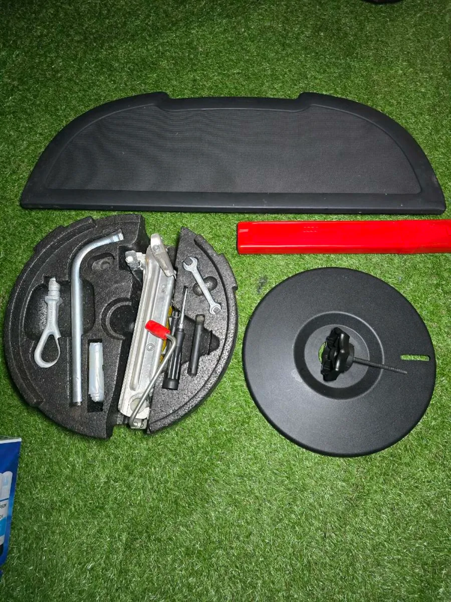 Audi TT Mk 1 Tool kit & parcel tray - Image 1