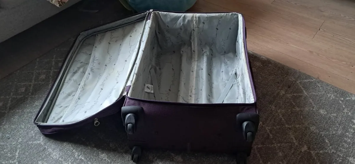 Large suitcase with zips for expansion. - Image 2