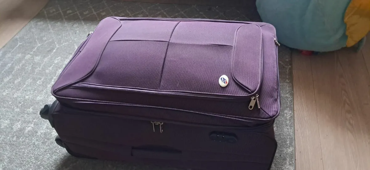 Large suitcase with zips for expansion. - Image 3