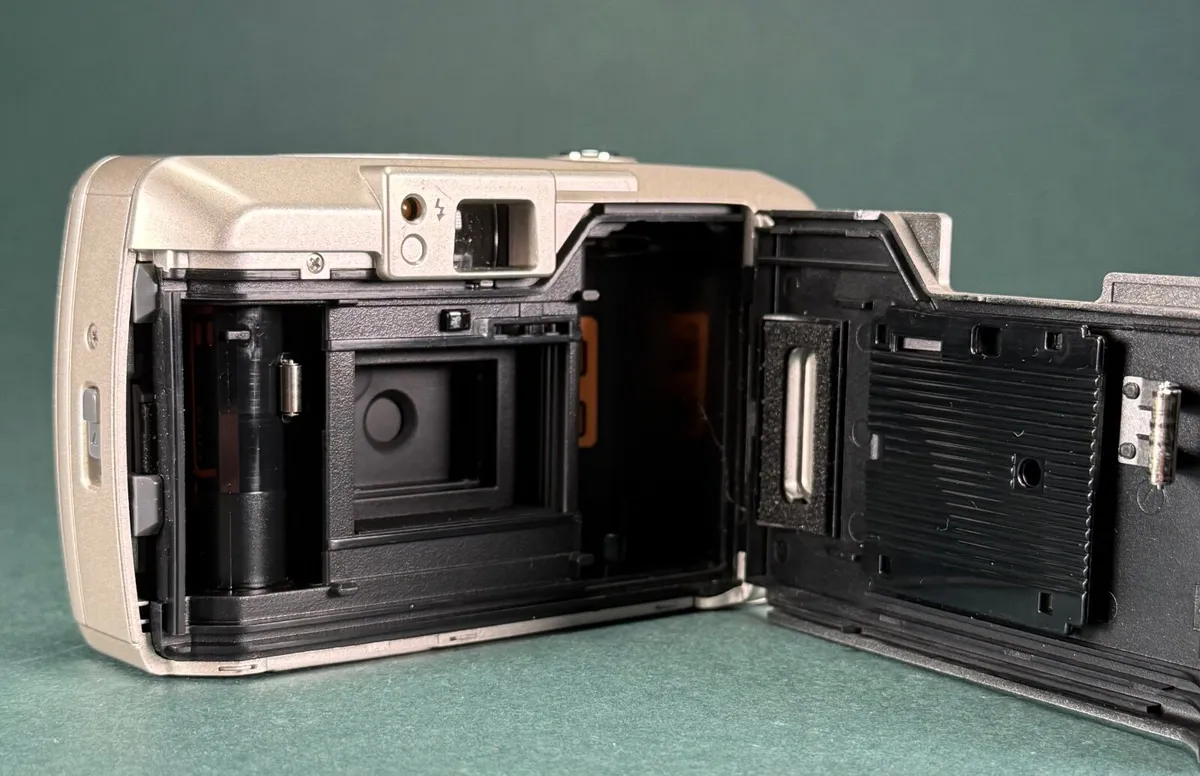 Olympus Trip 500 35mm point-and-shoot film camera - Image 3