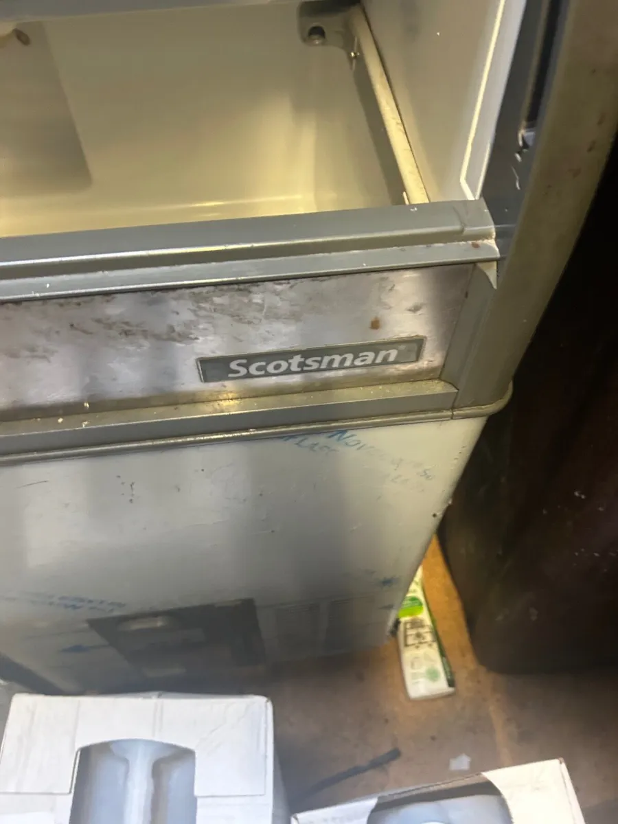 Commercial ice machine - Image 1