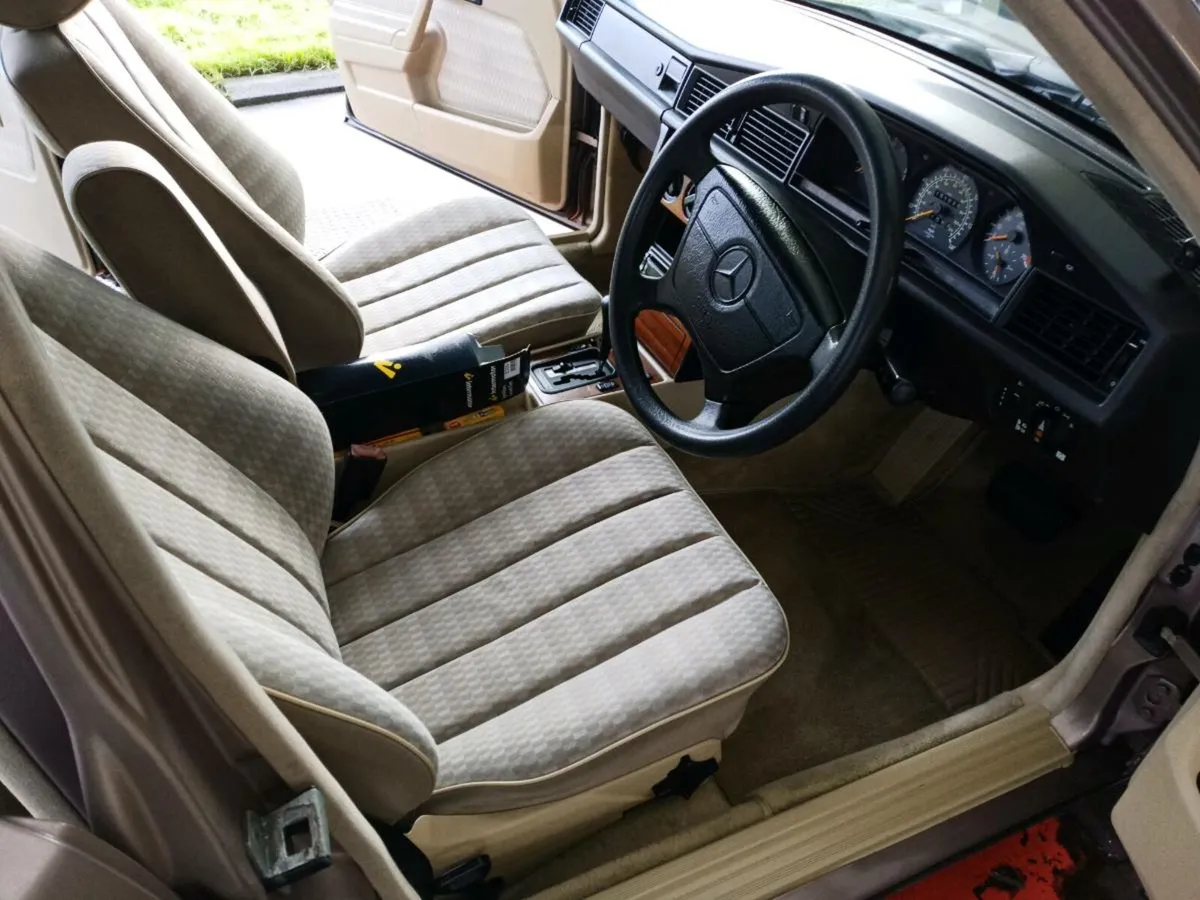 Mercedes Benz 190 e  auto. - Image 1