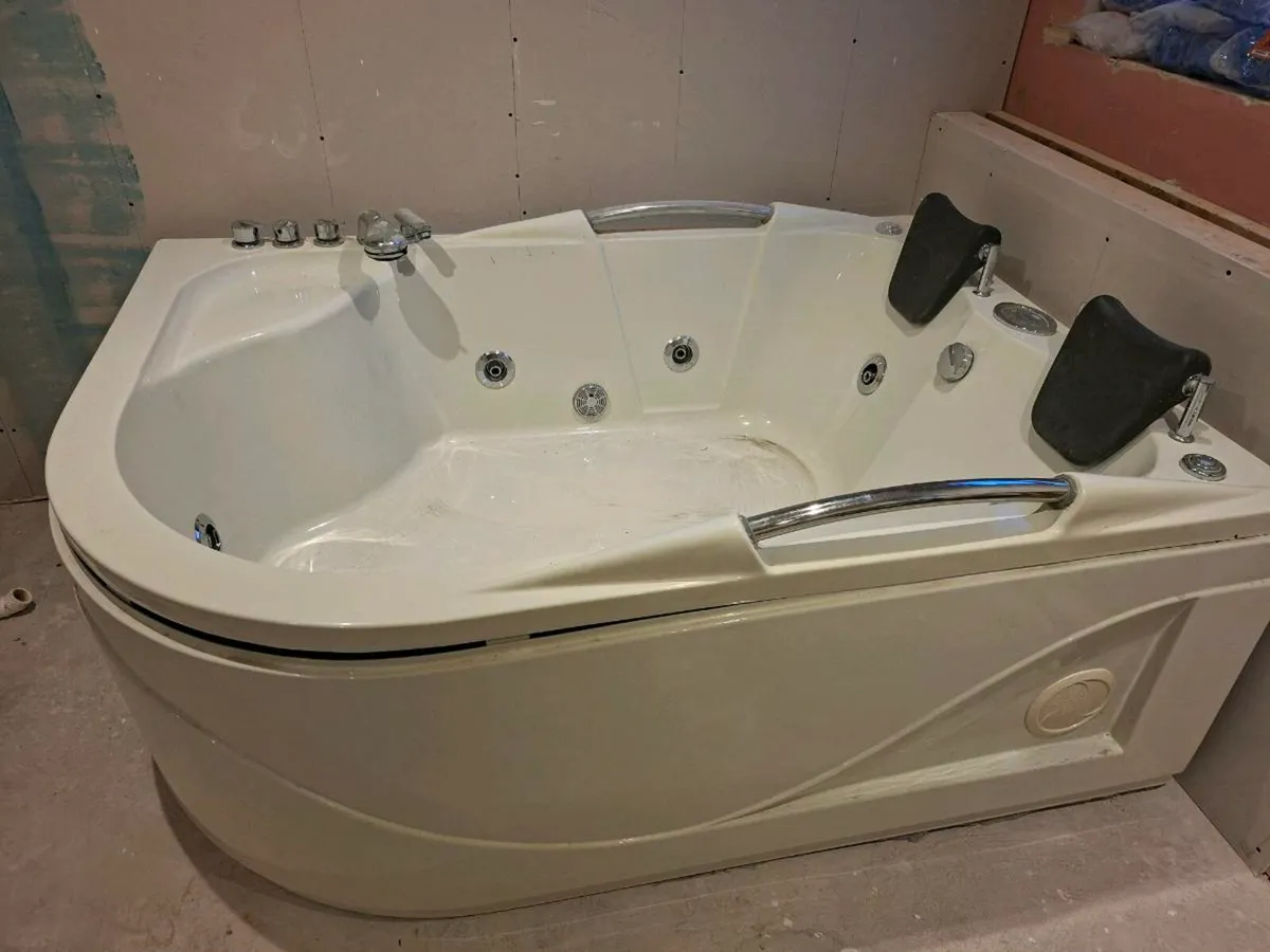 Jacuzzi bath - Image 1