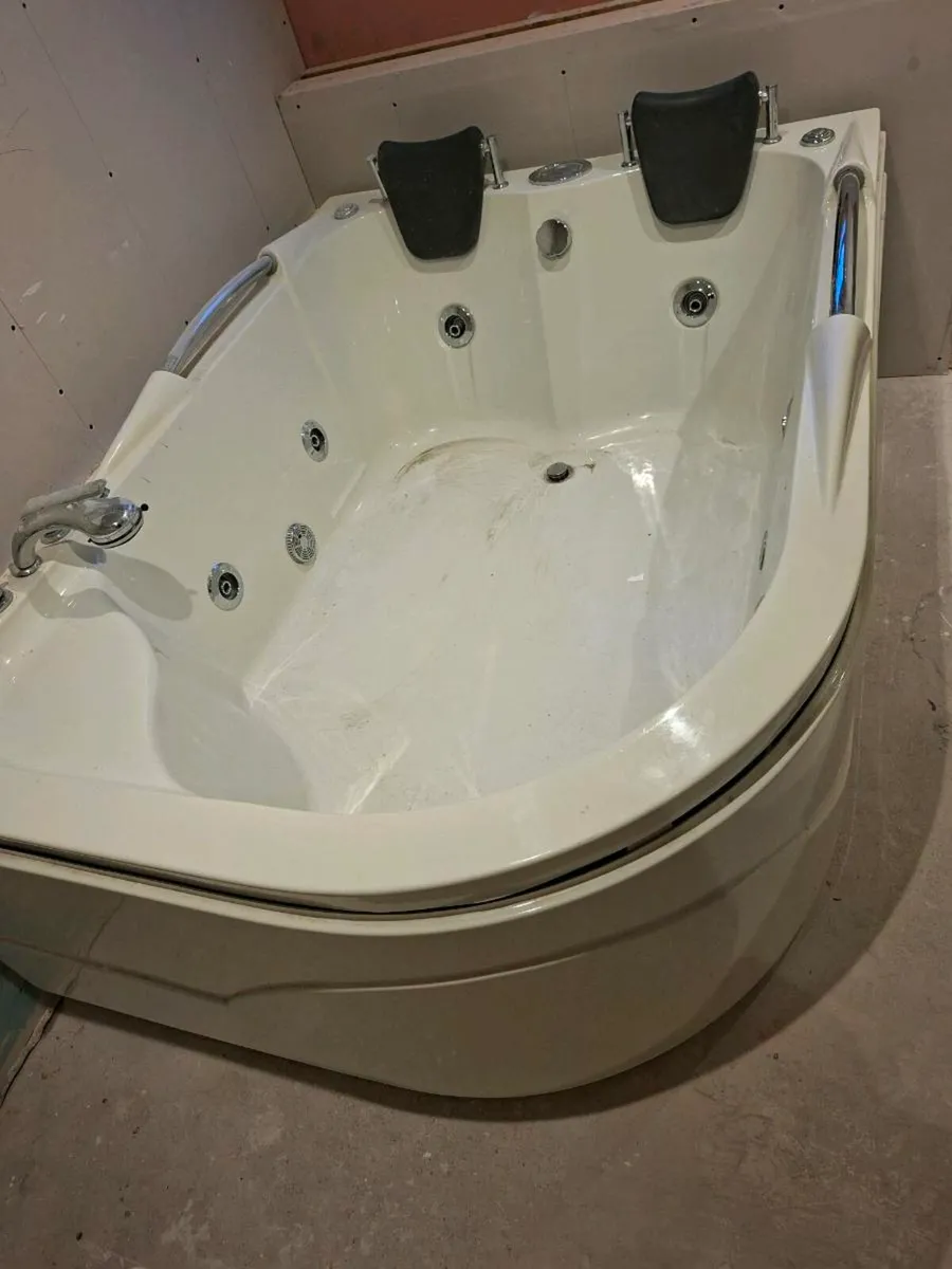 Jacuzzi bath - Image 2