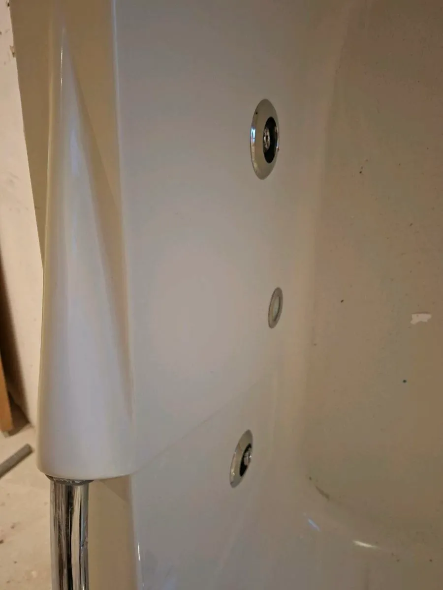 Jacuzzi bath - Image 3