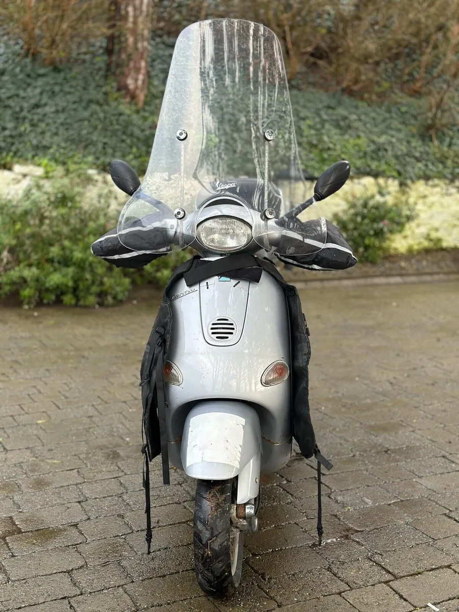 Vespa Piaggio 125 Scooter - Image 3