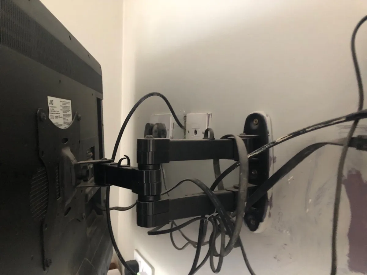 43”JVC Smart Tv and wall bracket - Image 2