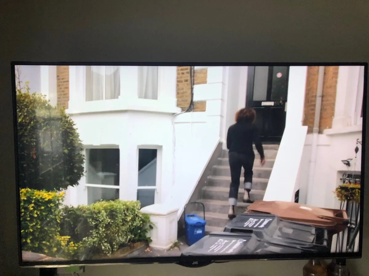 43”JVC Smart Tv and wall bracket - Image 3