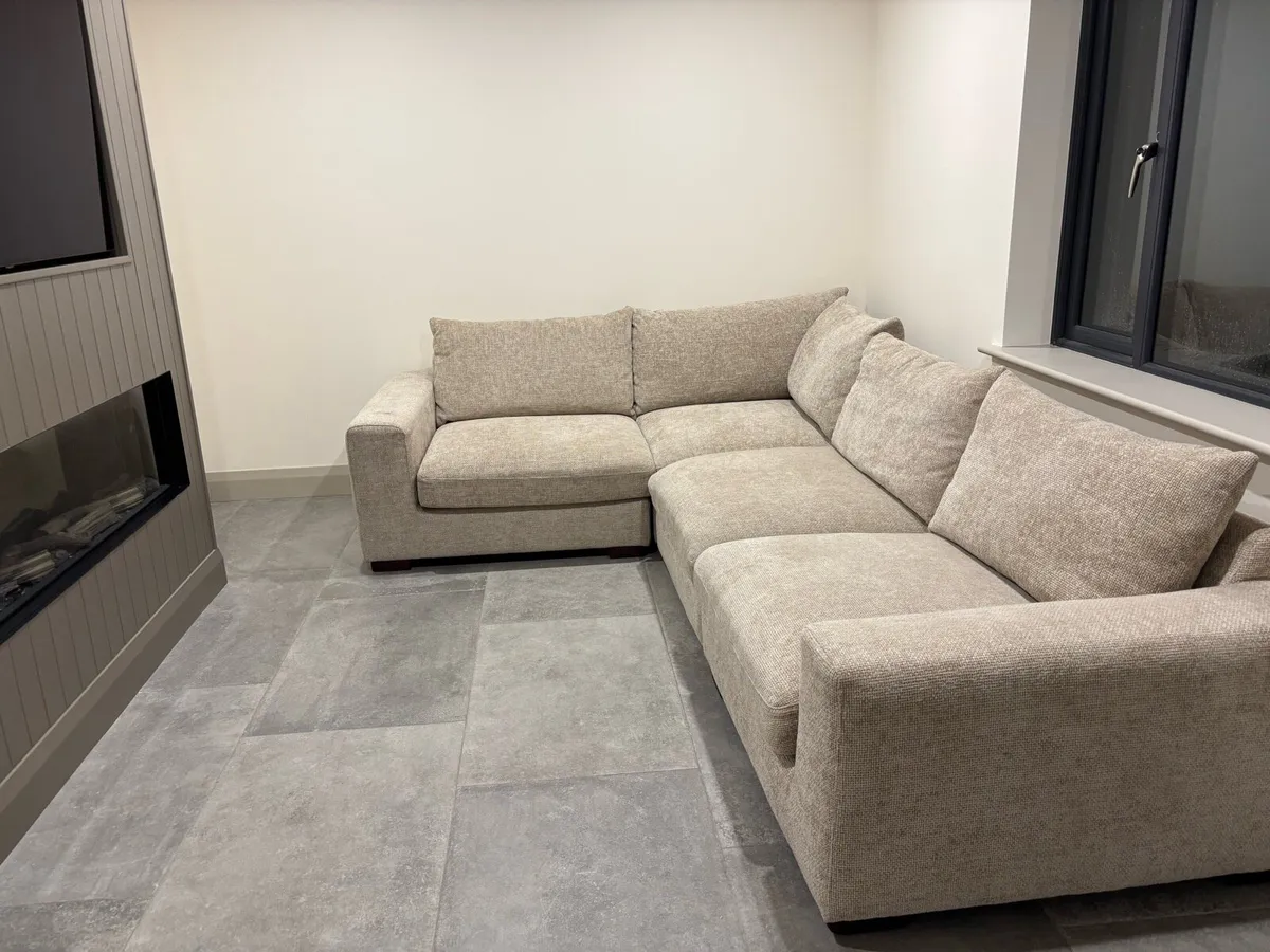 Corner couch - Image 1