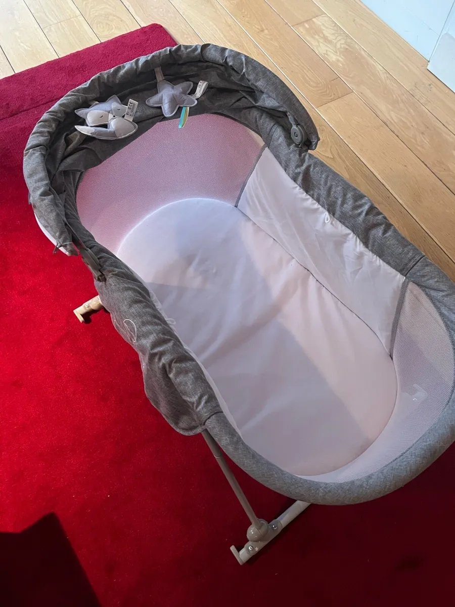 Kinderkraft travel cot - Image 2