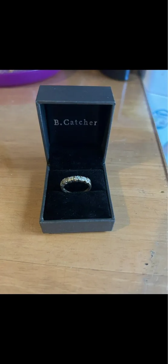 Beautiful 9ct gold diamond eternity ring - Image 1