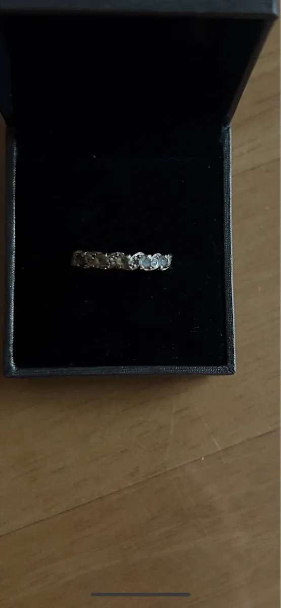 Beautiful 9ct gold diamond eternity ring - Image 2