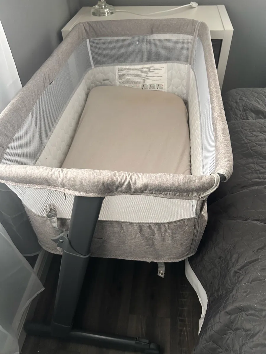 Baby next to me - Image 1