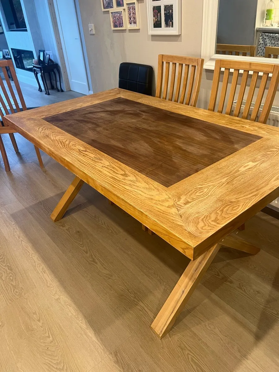 Table and chairs - Image 1