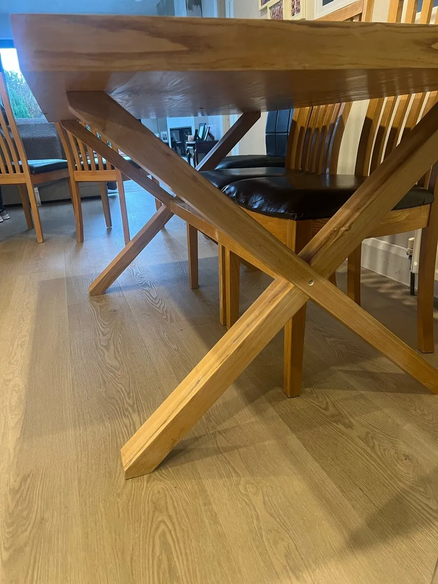 Table and chairs - Image 4