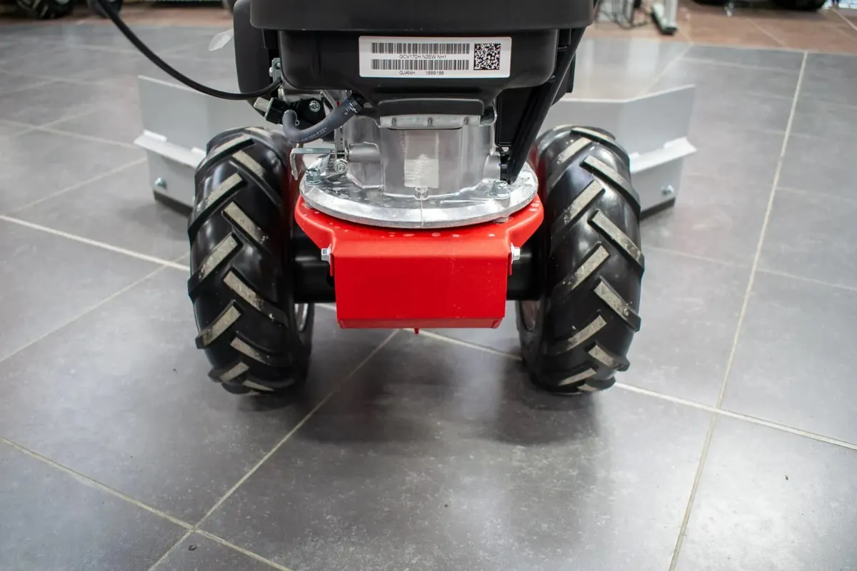 New Honda 6hp Petrol Yard Scraper - Image 4