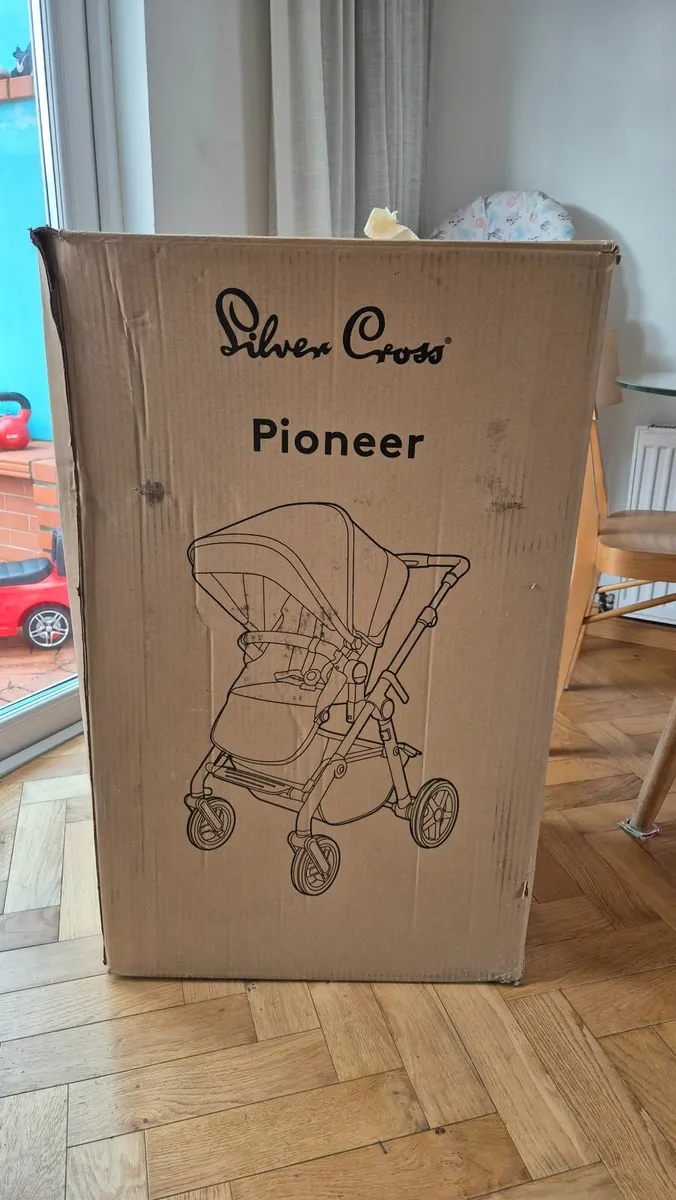 Silver Cross Pioneer Pram - Image 2