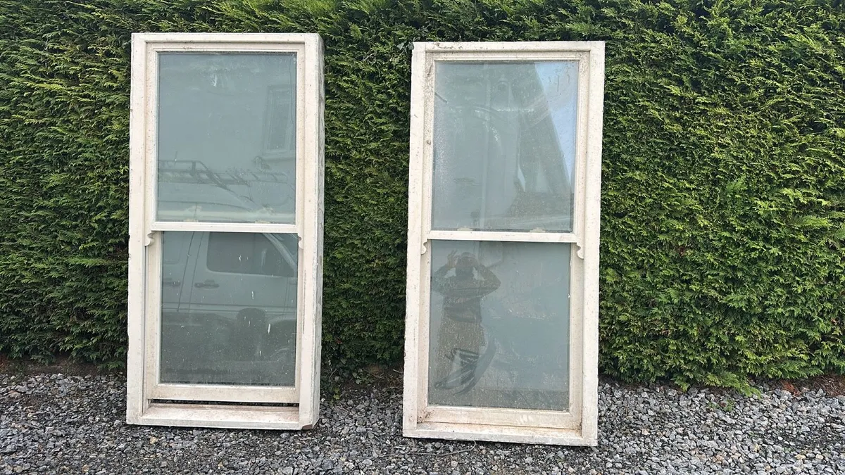 Wooden double-hung sash window - Image 1