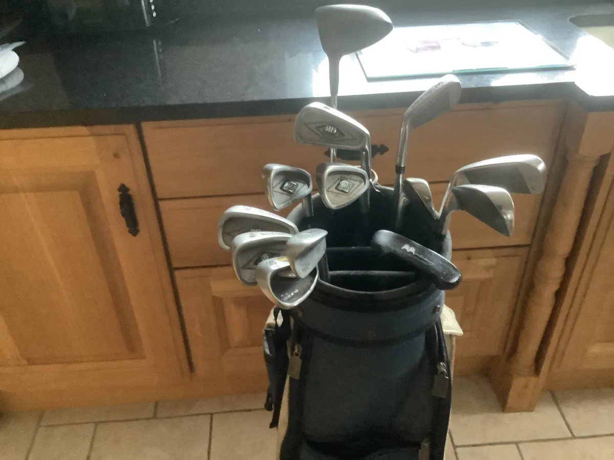 Golf clubs with bag and trolleys - Image 2