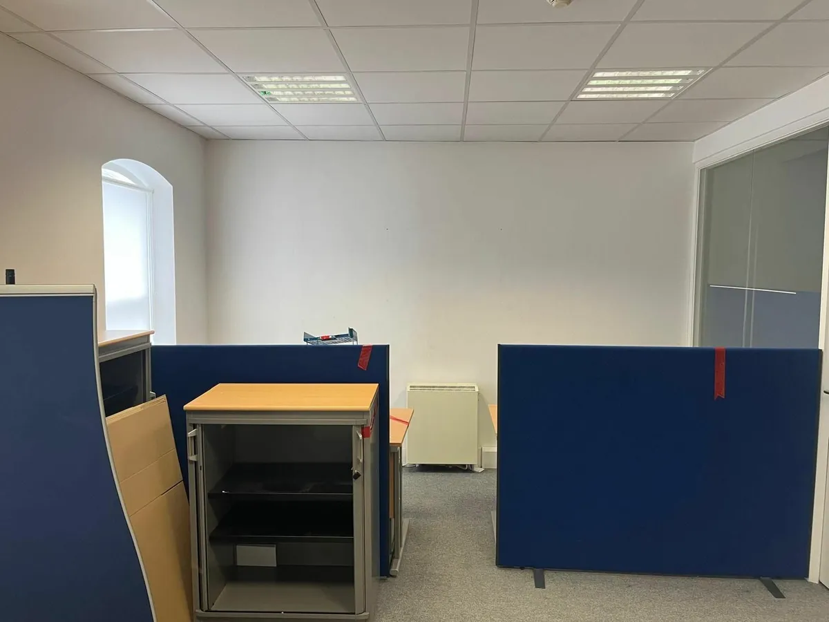 Office furniture - Image 1